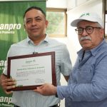 Banpro entrega reconocimiento a cliente destacado en la producción de café de especialidad