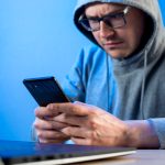 ¿Qué puede hacer un ciberdelincuente con mi número de teléfono?